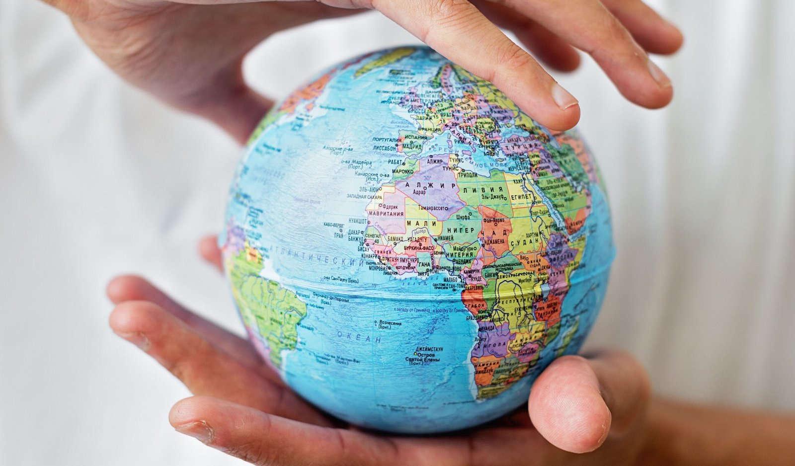 Enlace del globo terráqueo con las manos